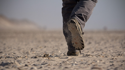 En man som går bort från kameran