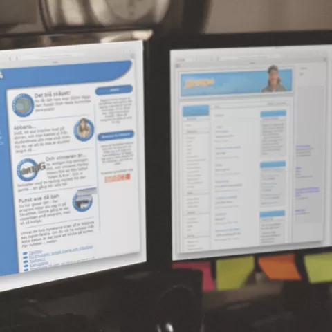 Två dataskärmar som visar fyra versioner av SkrattNet