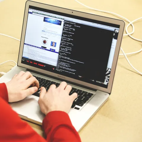 En person som sitter och skriver kod