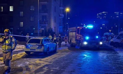 Poliser och brandkårspersonal utanför Möllans kulturhus