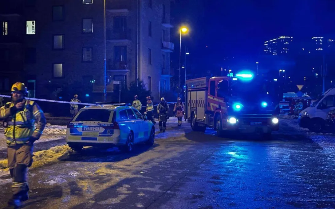 Poliser och brandkårspersonal utanför Möllans kulturhus